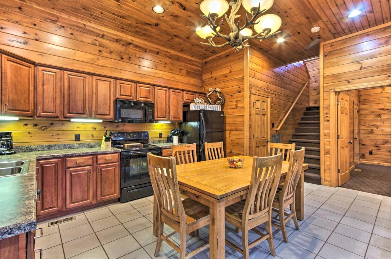 Sevierville With Hot Tub And Large Deck! Holiday home